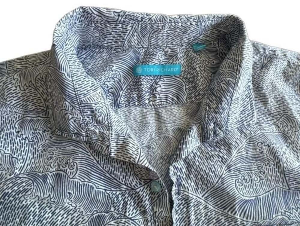 Tori Richard Men's Blue and White Wave Print Short Sleeve Button-Down Shirt